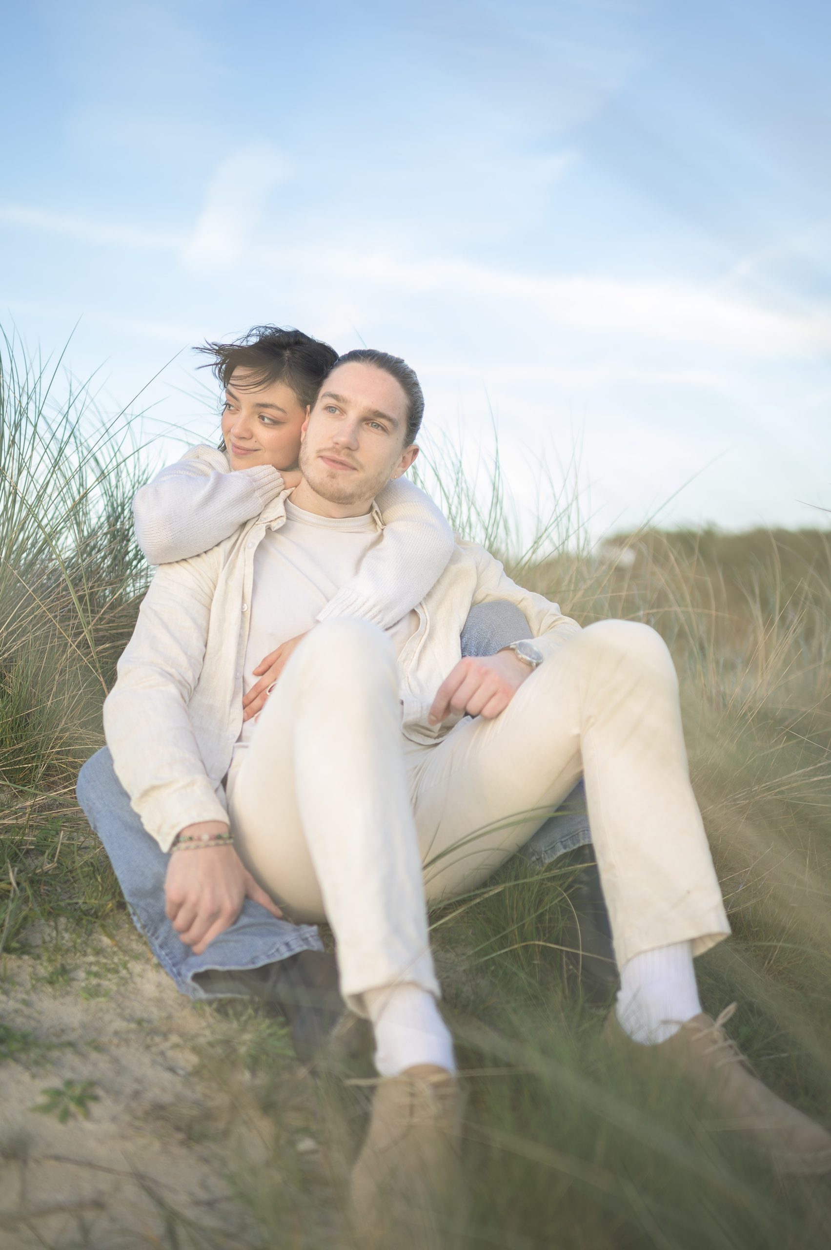 Photographe couple à Morlaix – moment de tendresse sur la plage en Bretagne