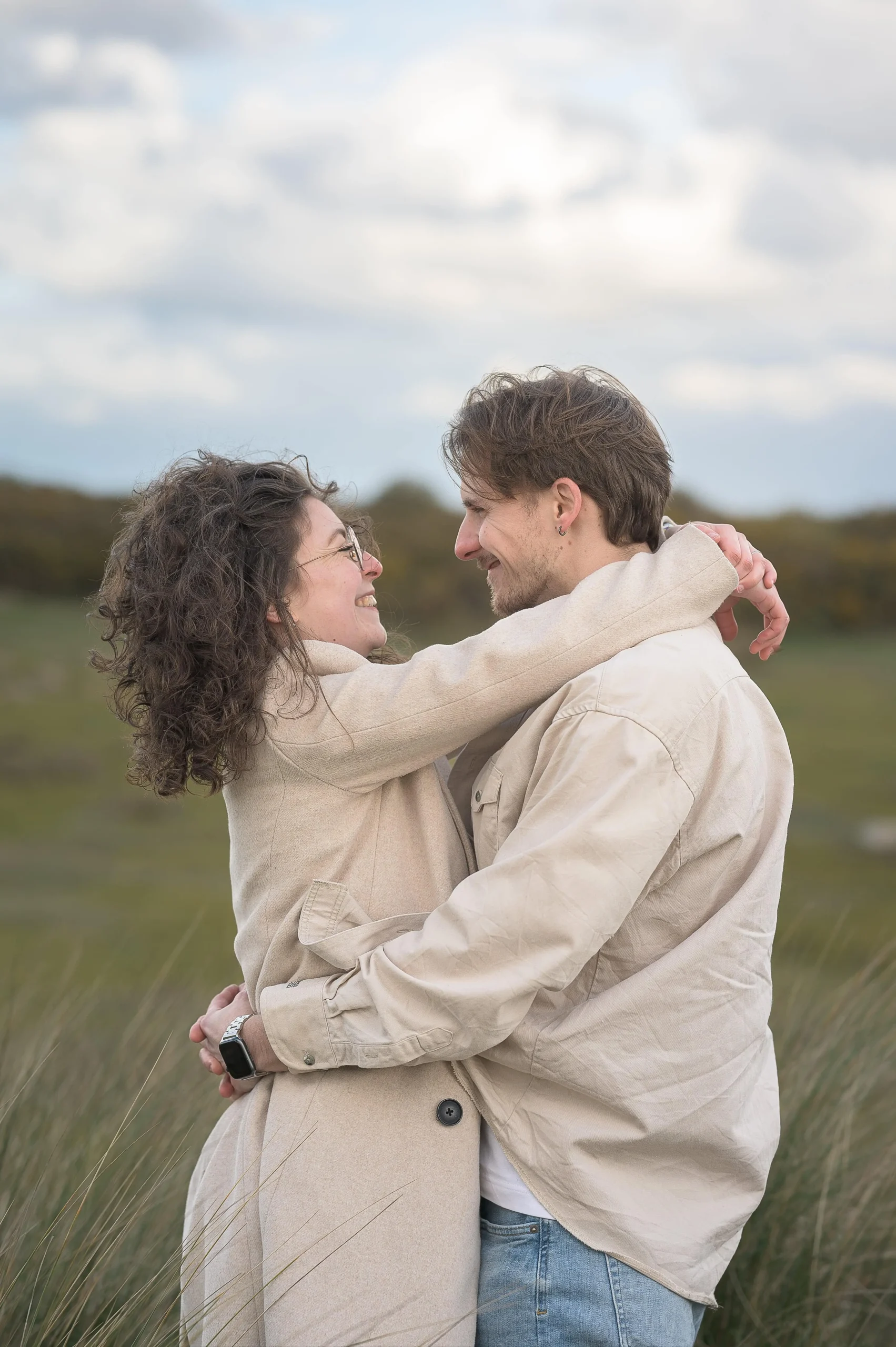 Séance photo couple à Morlaix dans un cadre naturel en Bretagne – regard complice et moment tendre
