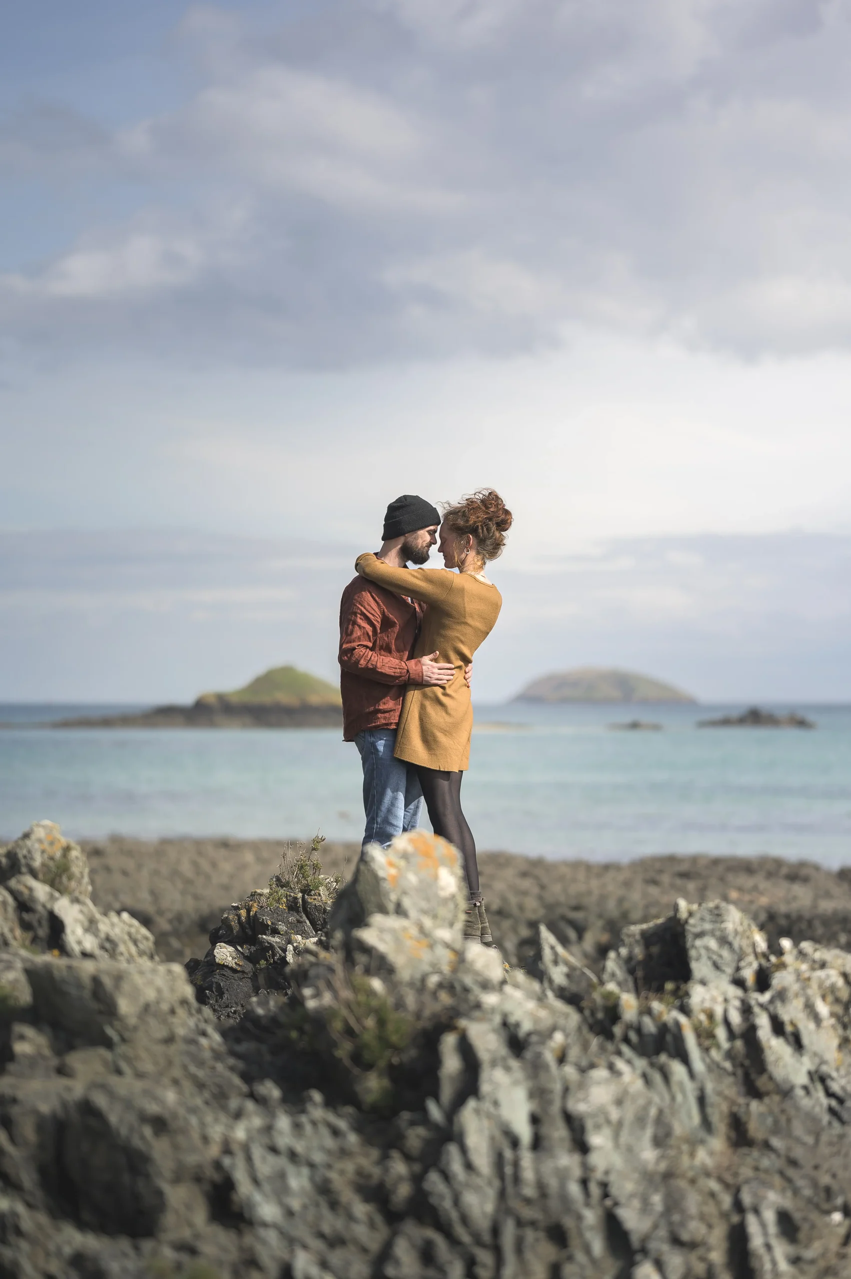 Photographe couple à Morlaix – séance photo en bord de mer sur les rochers bretons
