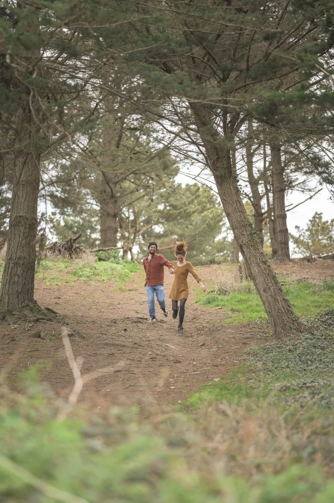Séance photo couple à Morlaix dans une forêt bretonne, moment naturel et spontané