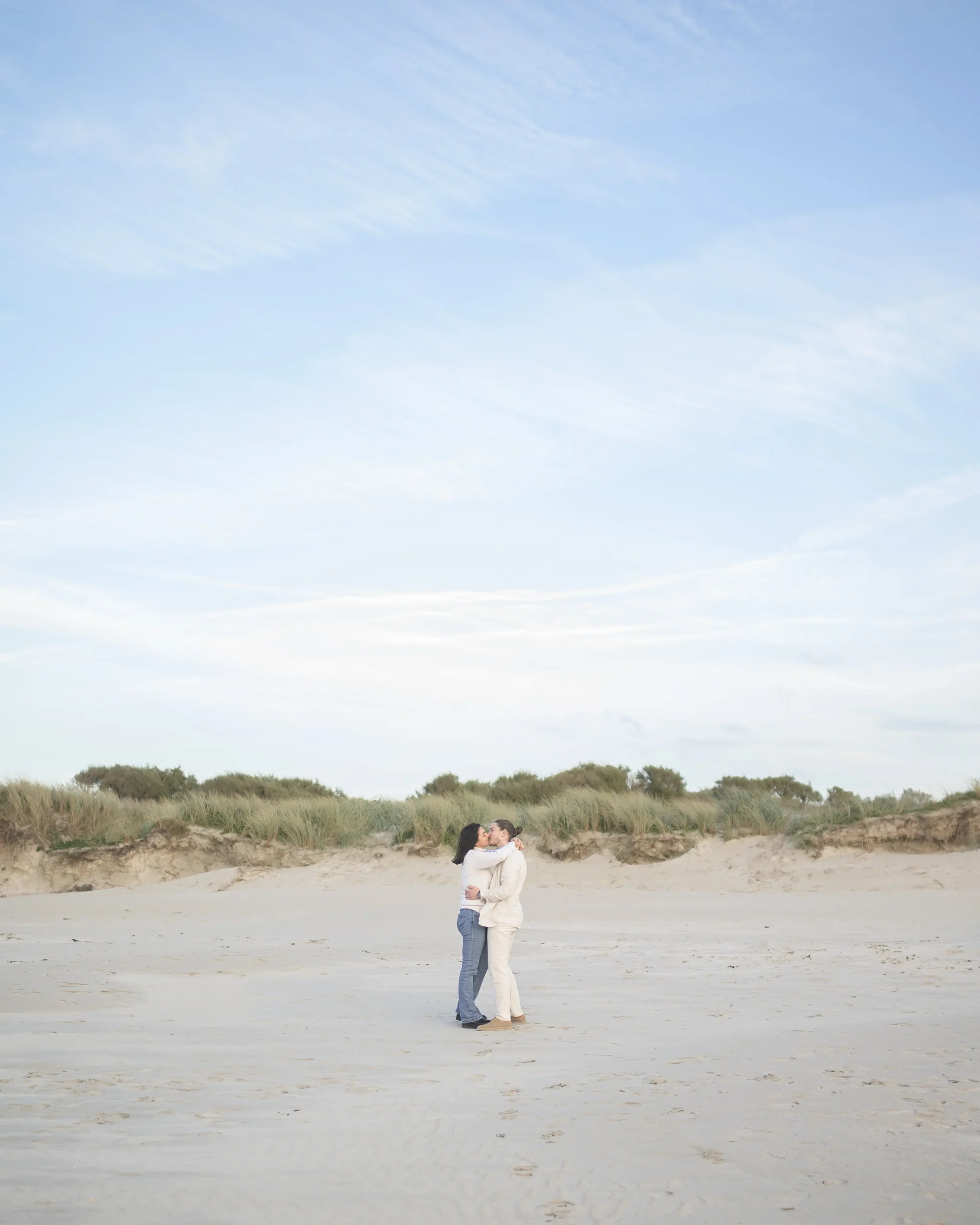 couple-enlace-au-centre-d-une-plage-sauvage-pres-des-dunes-de-santec