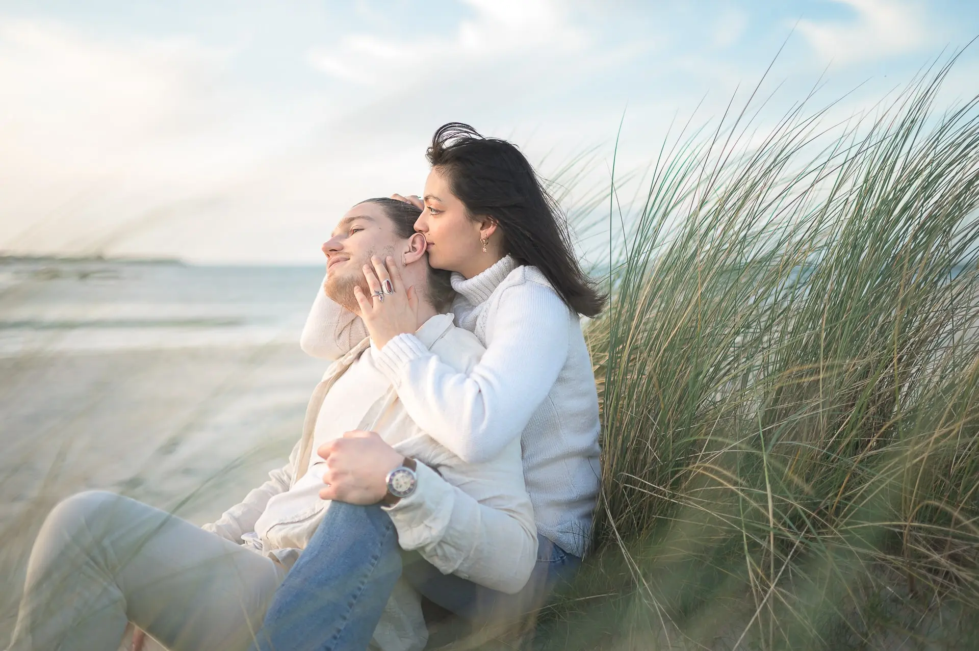 baiser-sur-la-tempe-d-un-couple-assis-dans-les-dunes-face-a-la-mer-a-santec