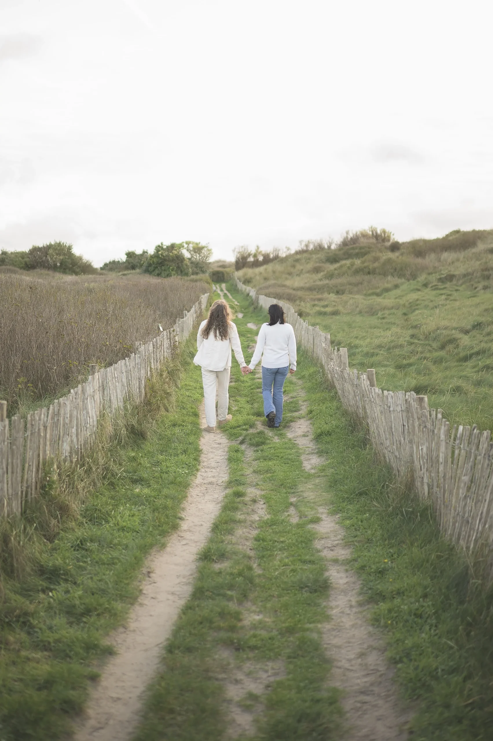 couple-main-dans-la-main-en-balade-dans-les-dunes-a-santec-en-bretagne