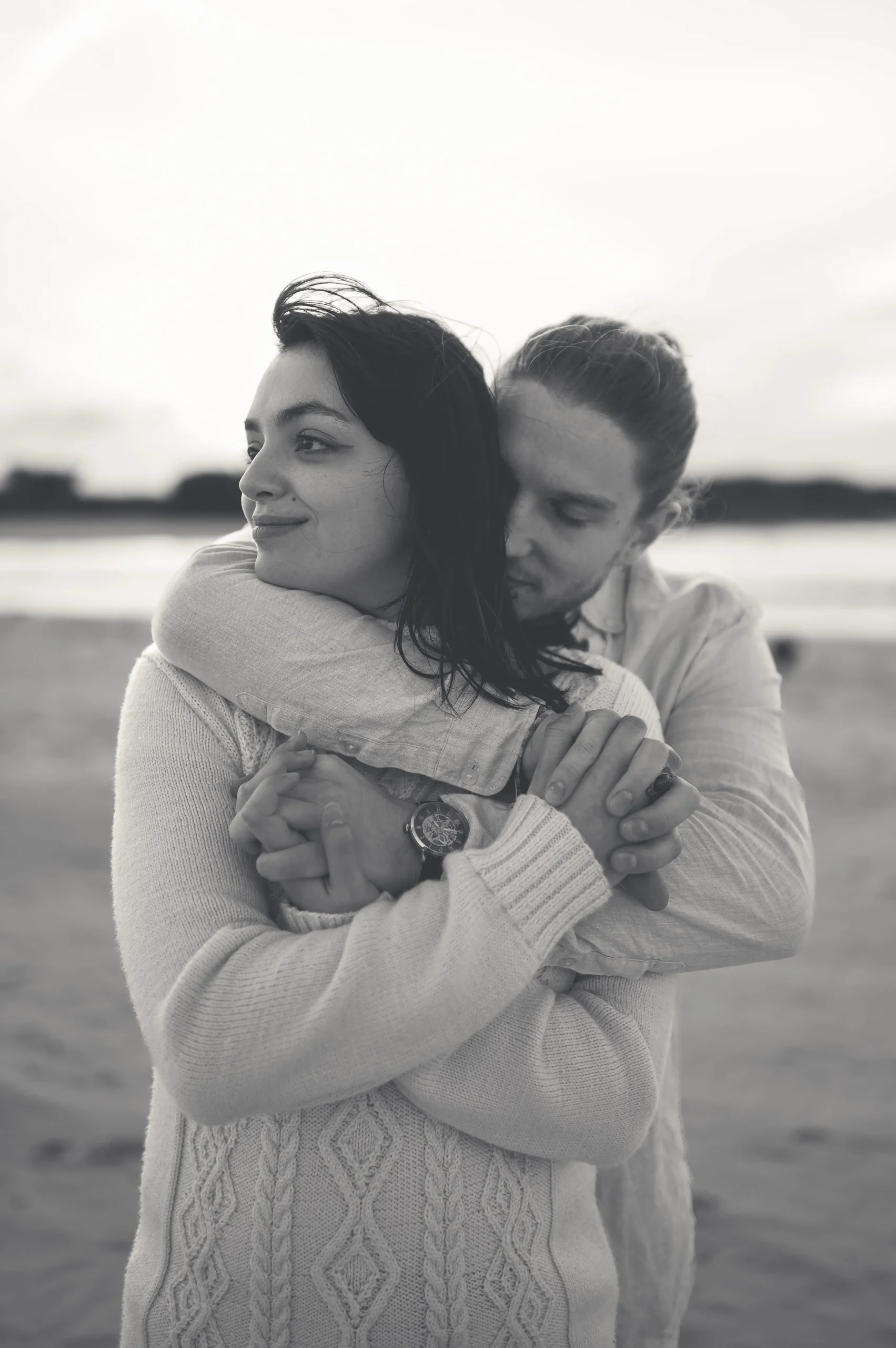 seance-photo-couple-santec-câlin-tendre-d-un-couple-en-noir-et-blanc-sur-la-plage-au-finistere