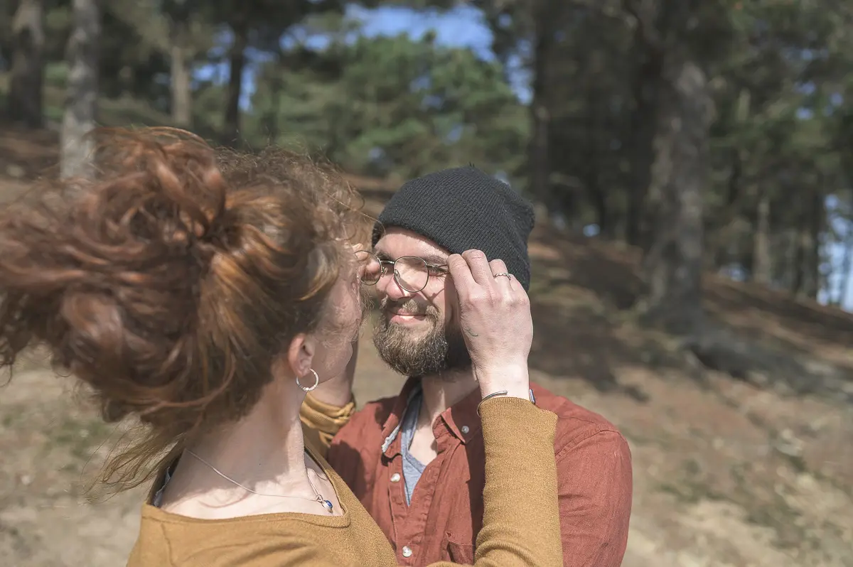 justine-retire-les-lunettes-detienne-avant-leur-baiser-moment-tendre