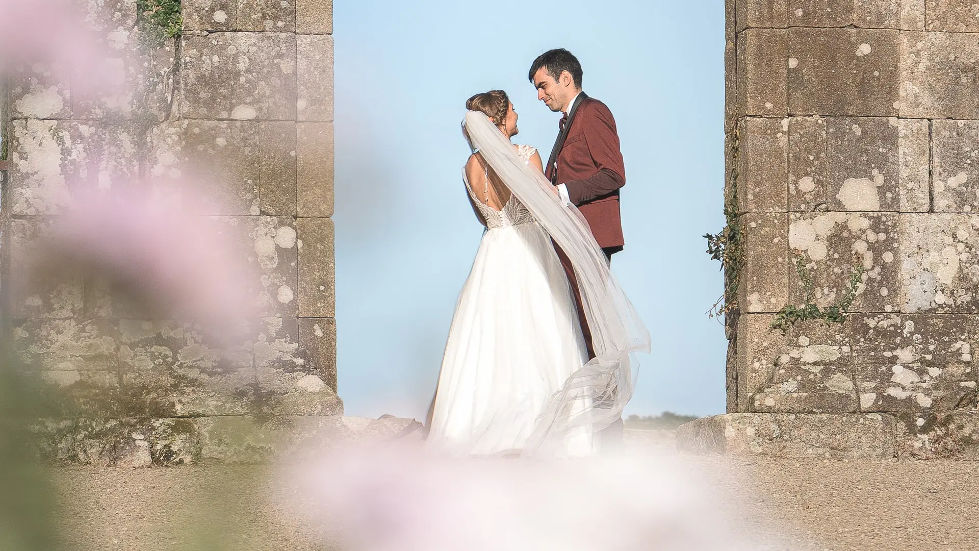 Photographe-mariage-Finistere-couple-marie-au-manoir-de-moellien-vue-soleil