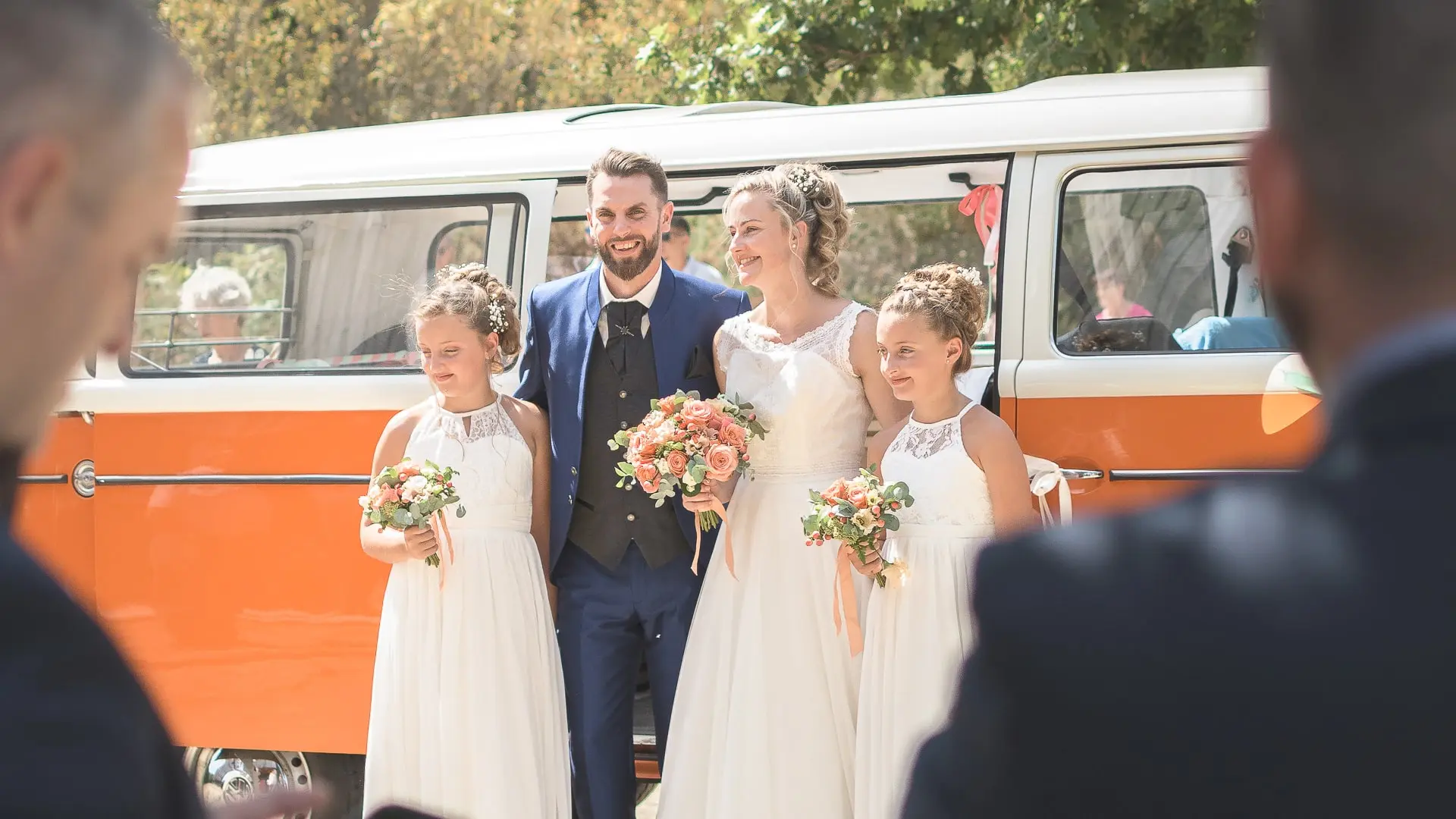 Photographe-mariage-Finistere-photos-de-famille-vw-combi-orange-mariés-et-enfants
