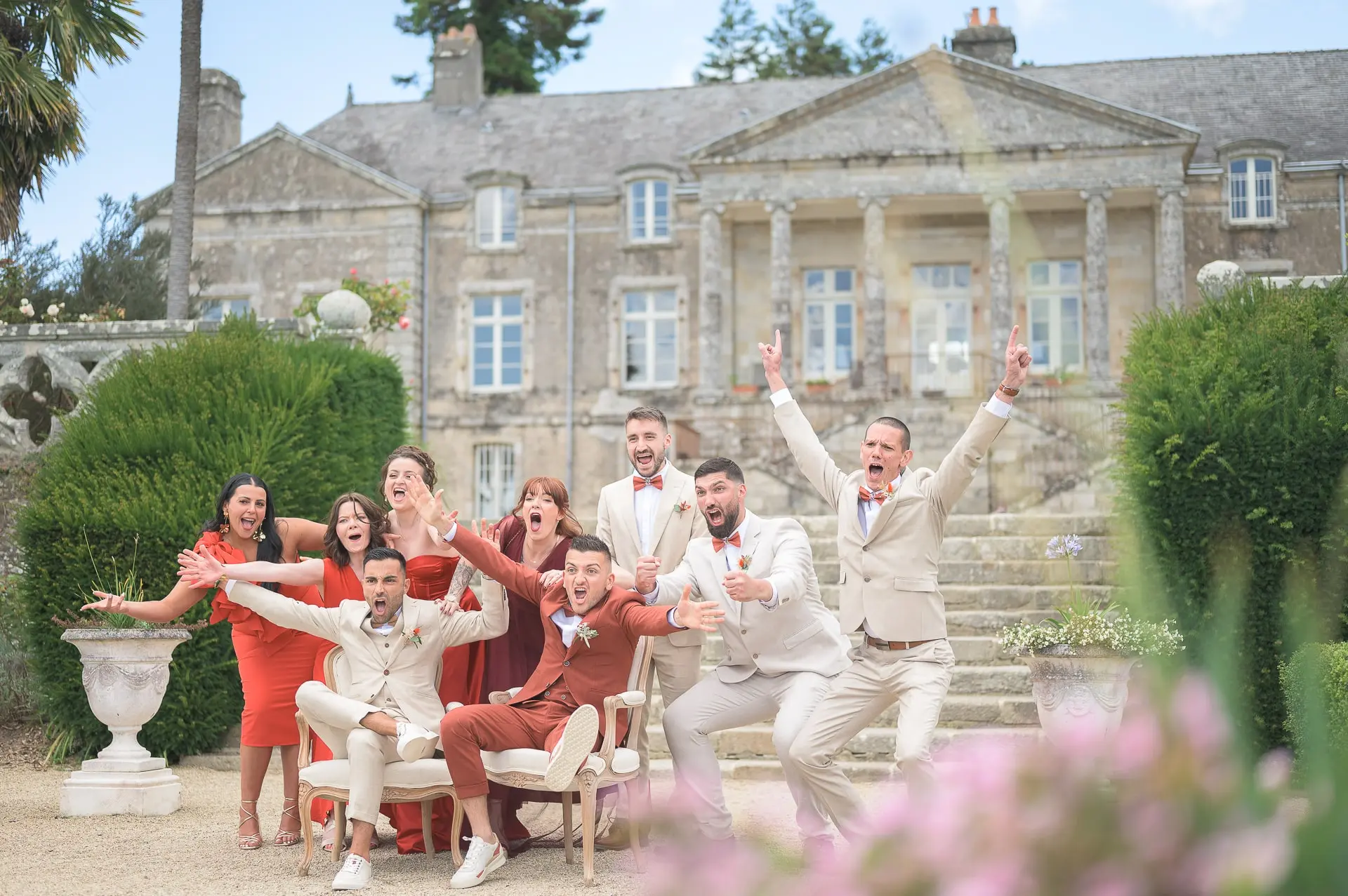 Photographe-mariage-Finistere-photos-de-groupe-mariés-et-invités-devant-villa-historique