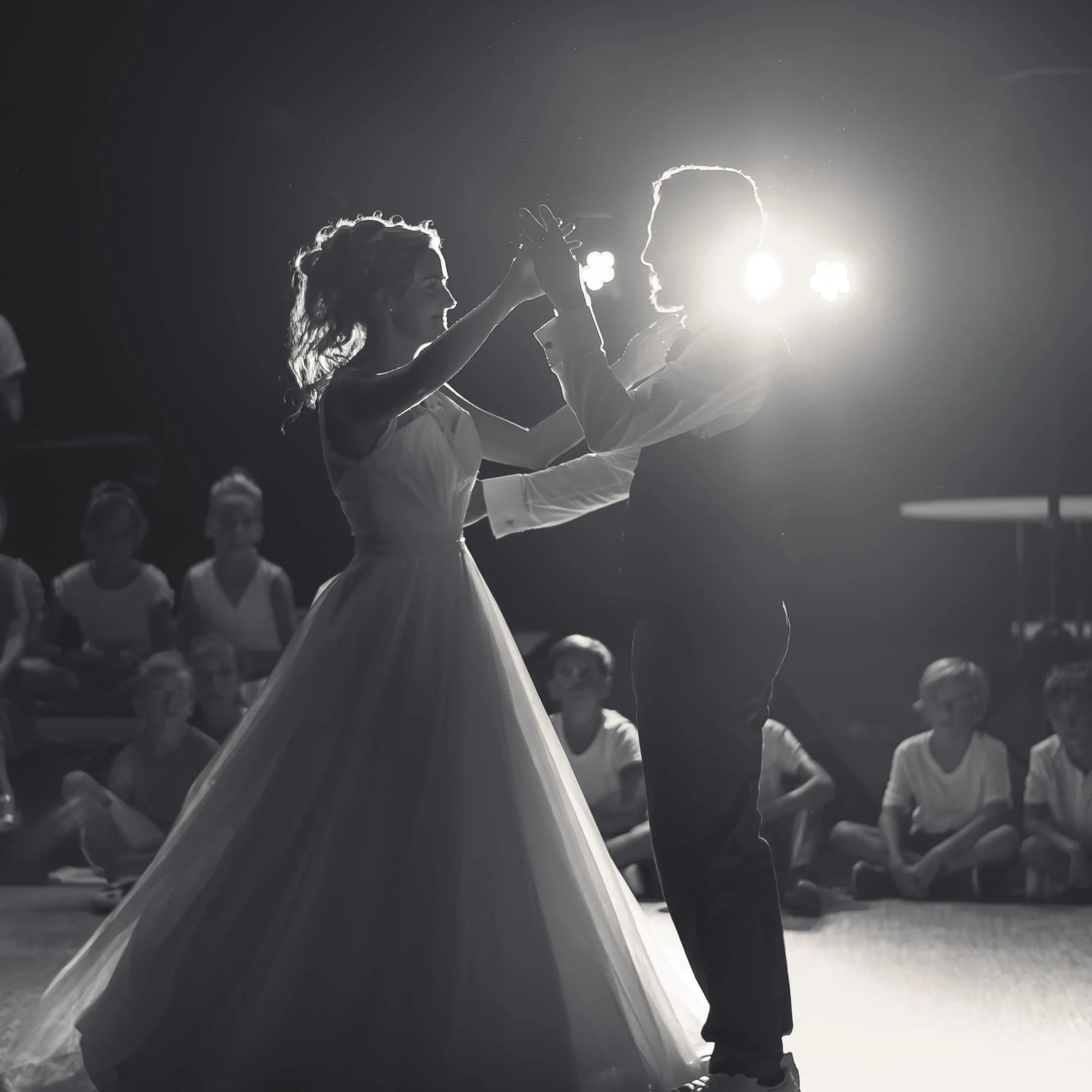 Photographe-mariage-Finistere-première-danse-des-mariés-en-noir-et-blanc-avec-lumières-de-scène