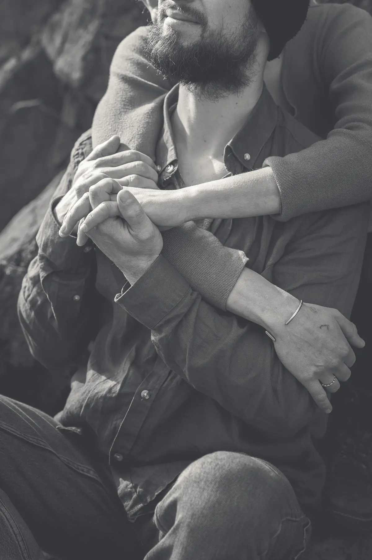 gros-plan-mains-enlacees-noir-blanc-tendresse-justine-etienne