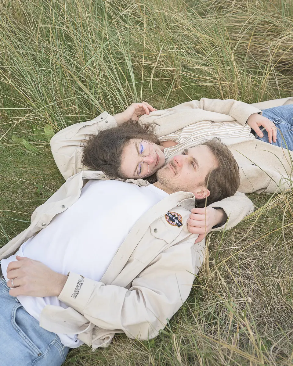 photographe-couple-finistere-tendresse-dans-les-dunes-plage-plougoulm-cote-nord