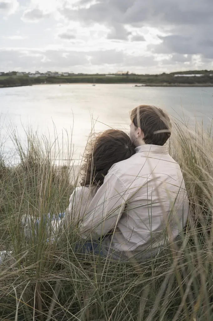 moment-tendre-entre-deux-amoureux-assis-dans-l-herbe-haute