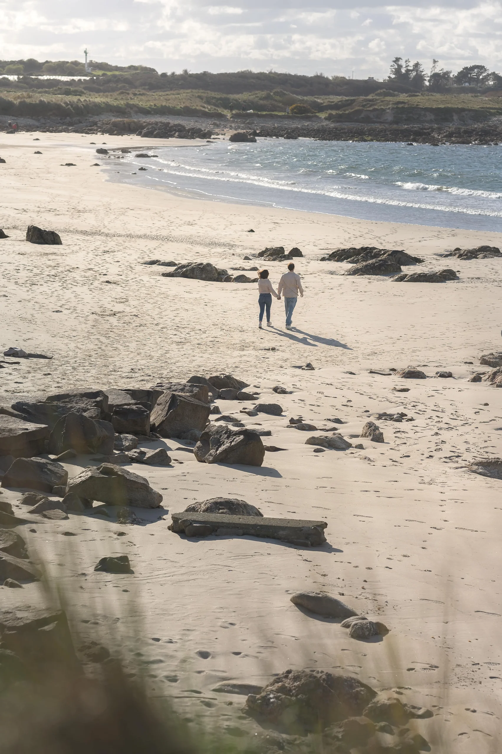plage-de-toul-an-ouch-plougoulm-seance-photo-couple-vue-large-avec-les-rochers-finistere