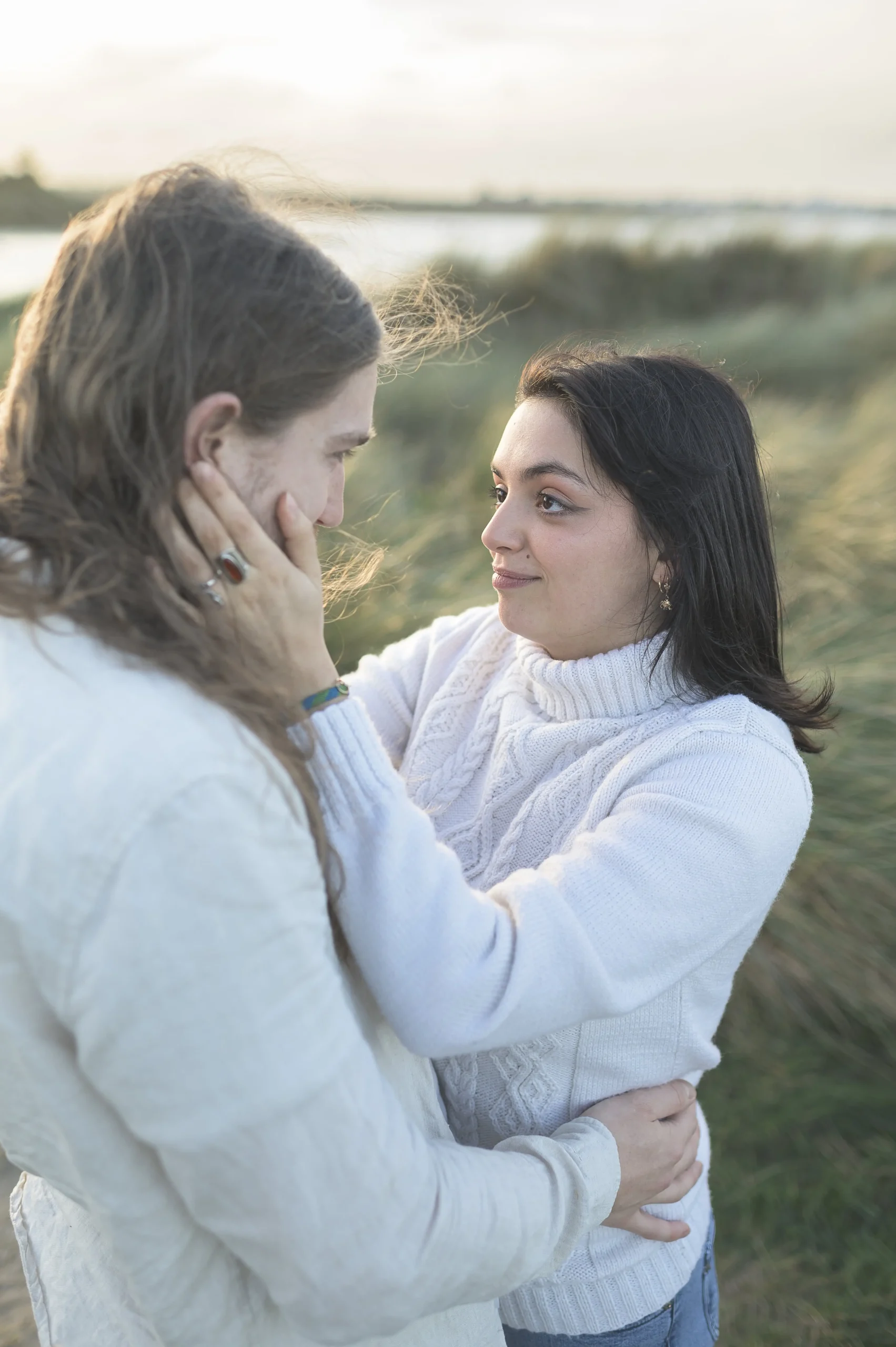 jeune-femme-regardant-son-partenaire-avec-tendresse-dans-les-dunes-de-bretagne