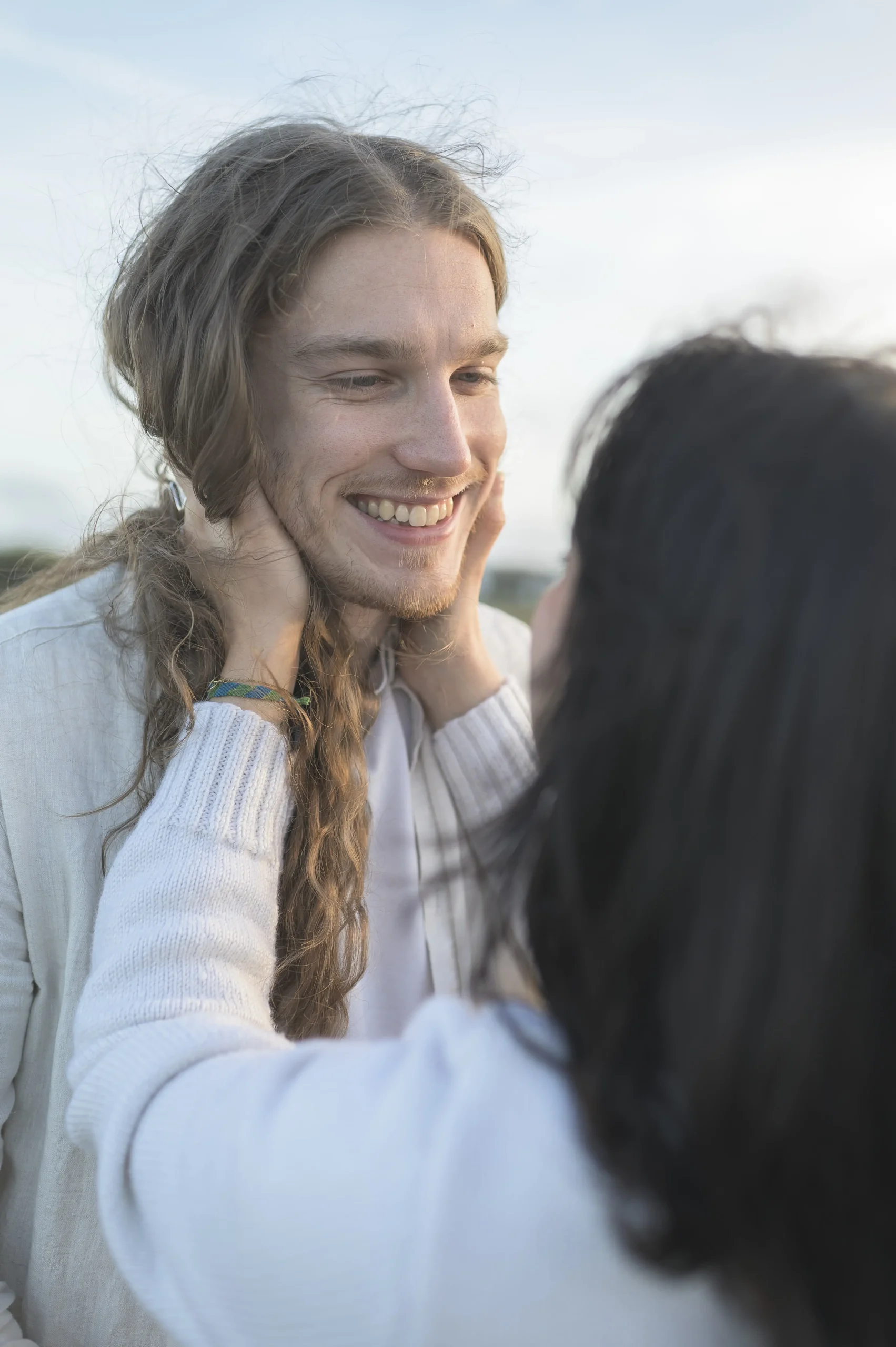 homme-souriant-en-regardant-sa-partenaire-avec-affection-dans-les-dunes
