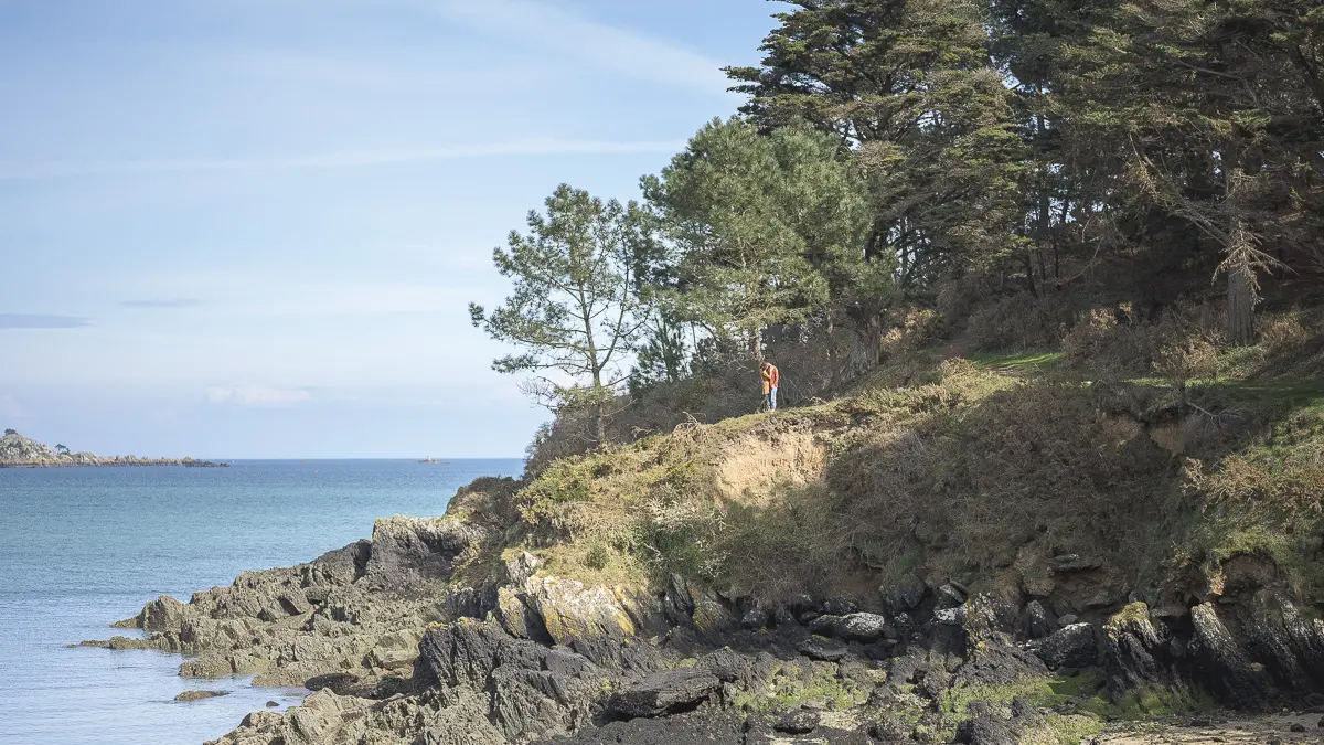 justine-etienne-falaise-vue-mer-foret-pointe-guilben-seance-couple-paimpol