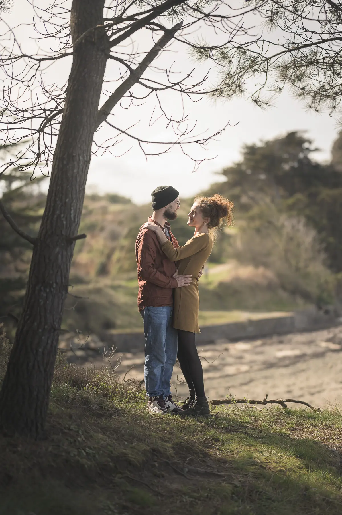 justine-etienne-seance-couple-paimpol-regard-amoureux-contrejour-lumiere-bretagne