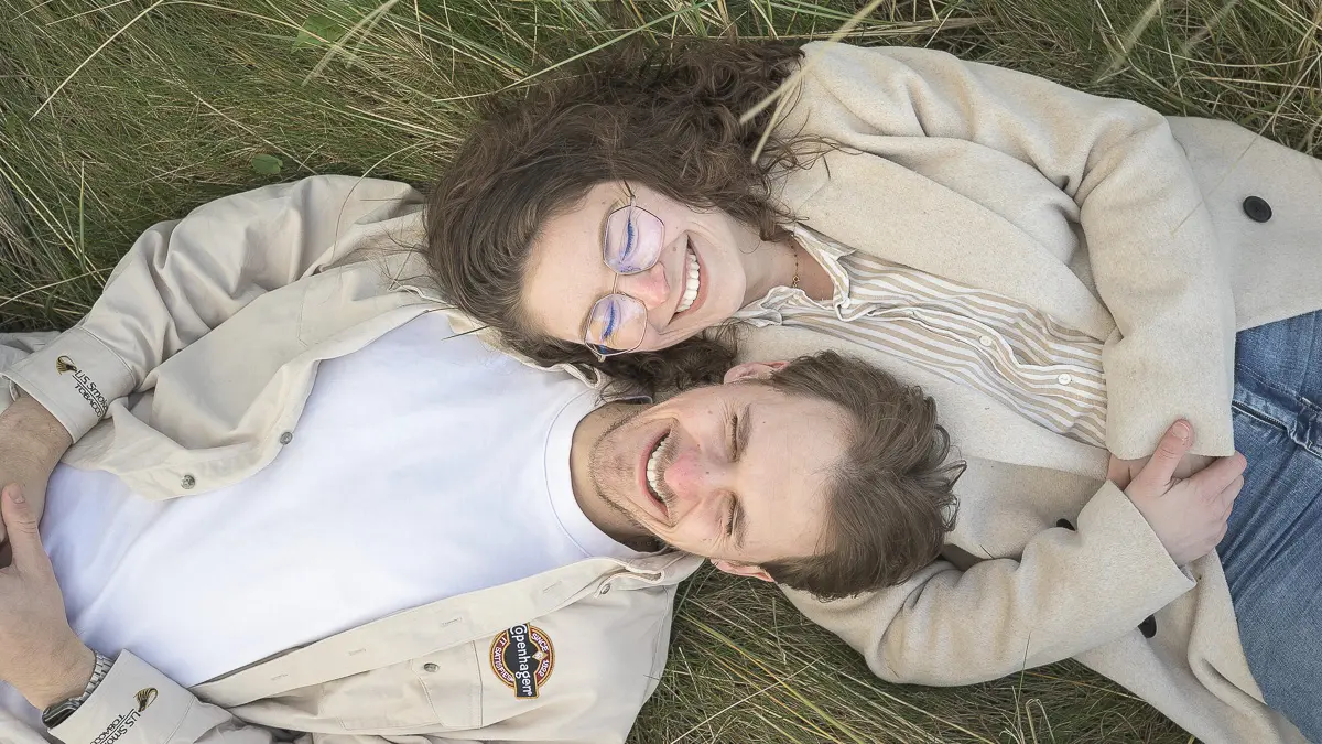 seance-photo-couple-allonges-dans-les-dunes-herbes-hautes-plage-plougoulm-finistere