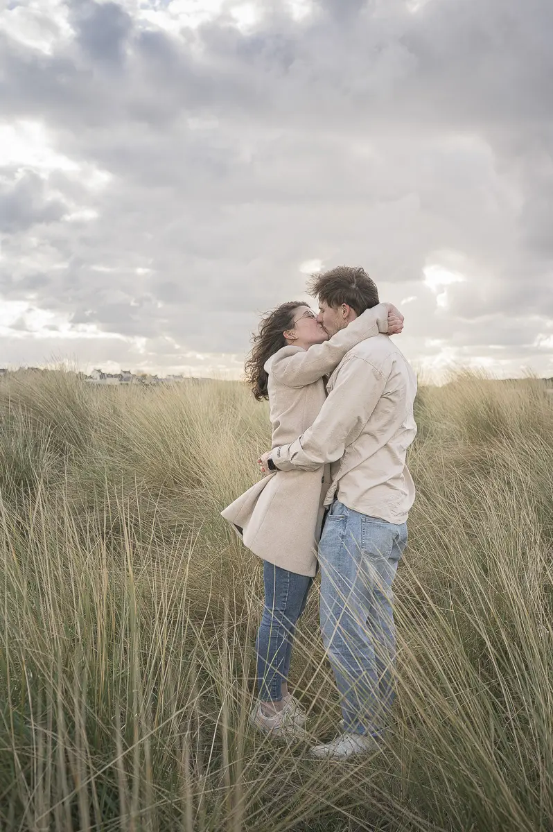 seance-photo-couple-baiser-dans-les-dunes-plage-toul-an-ouch-plougoulm-finistere