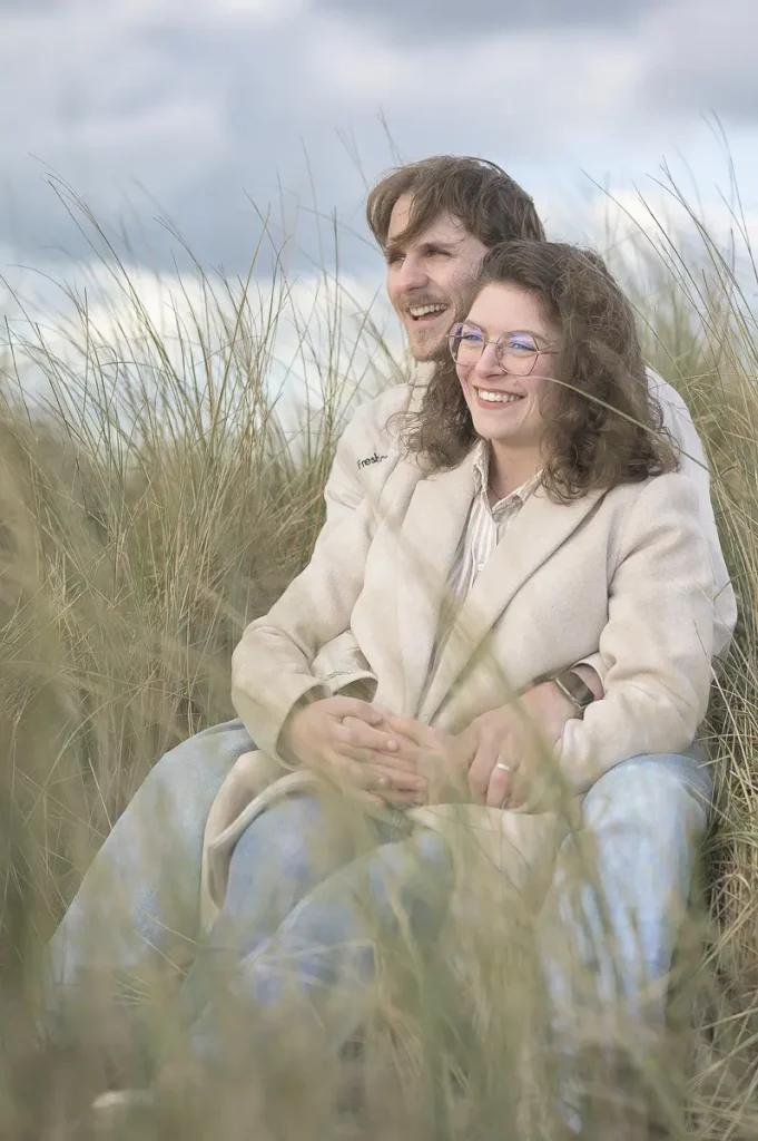 moment-complice-dans-les-dunes-portrait-couple-heureux-finistere