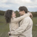 couple-nature-plougoulm-calin-regard-complice-finistere-amour-sourire