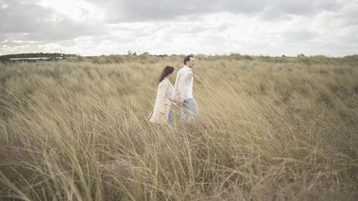 séance-photo-couple-plage-plougoulm-marche-main-dans-la-main-dunes-nature-finistère