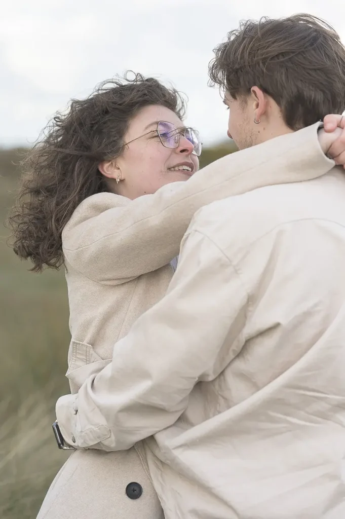 séance-photo-couple-plage-plougoulm-portrait-amoureux-échange-de-regards-vent-finistère