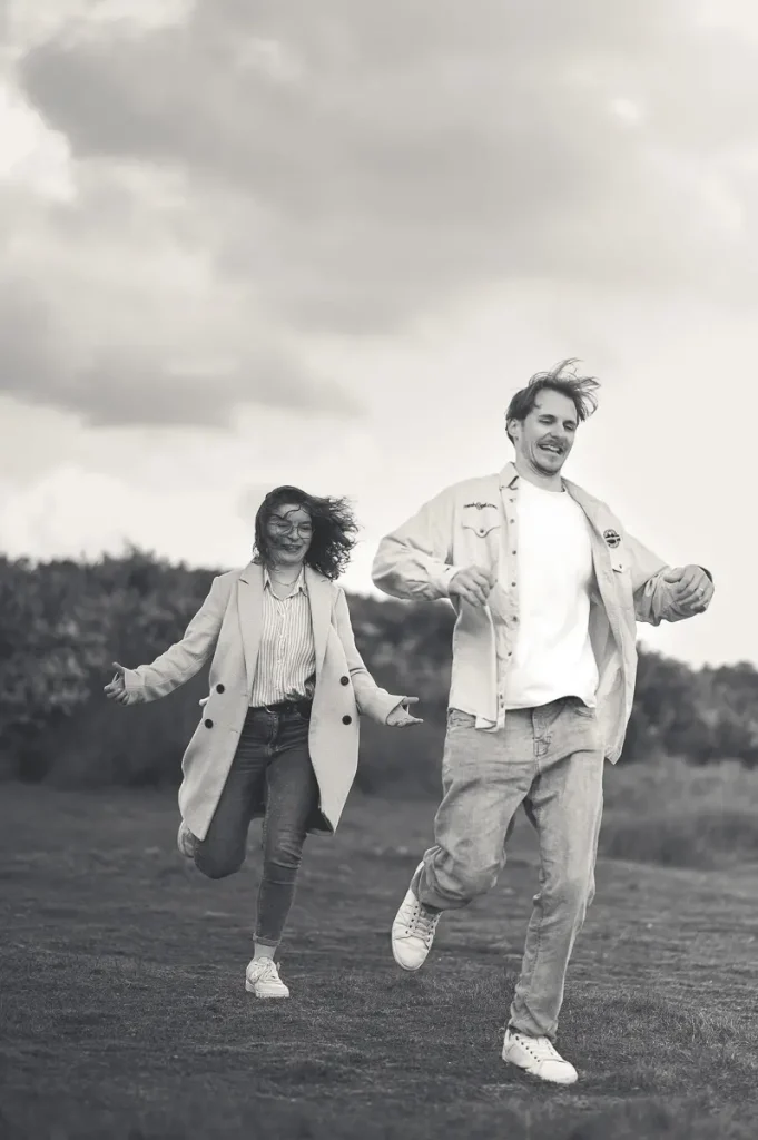 séance-photo-couple-plage-plougoulm-rire-mouvement-nature-finistere