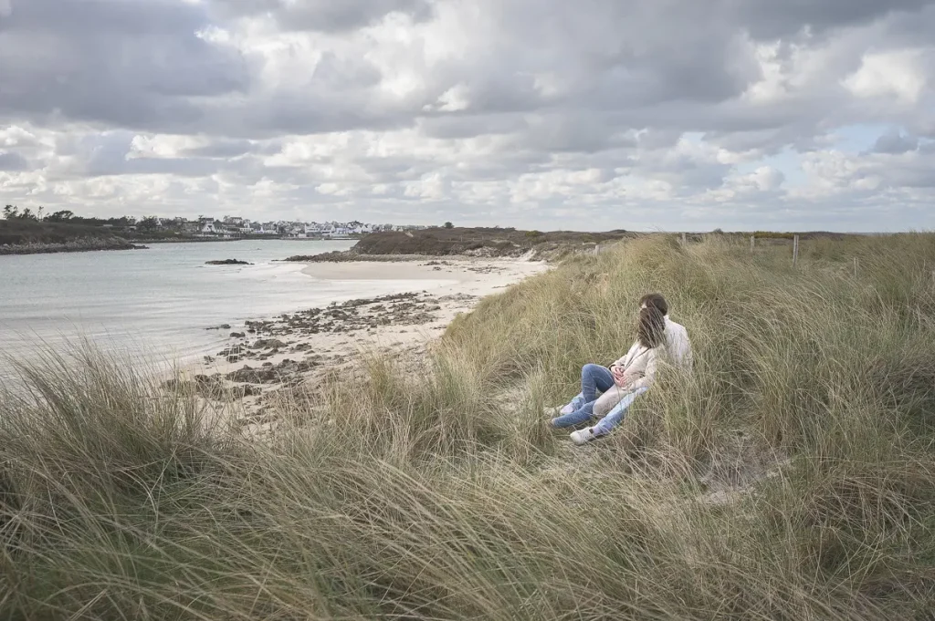 seance-photo-couple-dans-les-dunes-face-a-la-mer-plage-toul-an-ouch-plougoulm-cote-nord-finistere