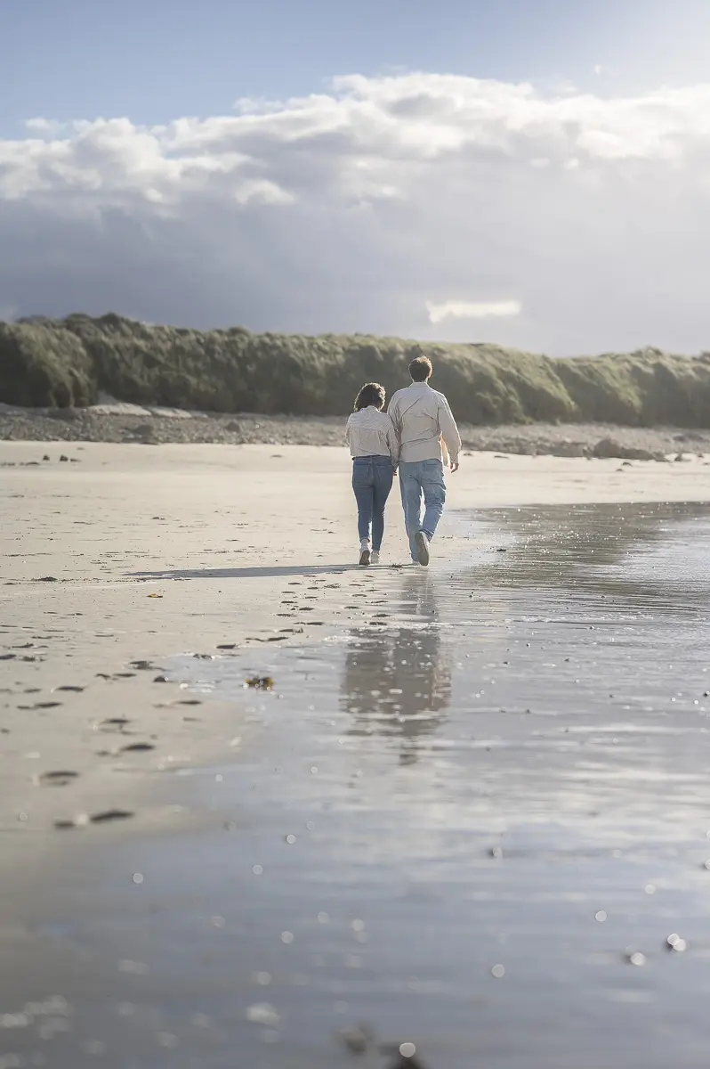 la-plage-de-Plougoulm-marche-au-bord-de-l’eau-dos-Toul-an-Ouch-amoureux