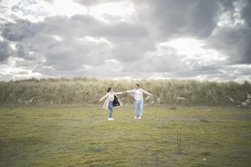 seance-photo-couple-santec-danser-cote-nord-finistere-dunes