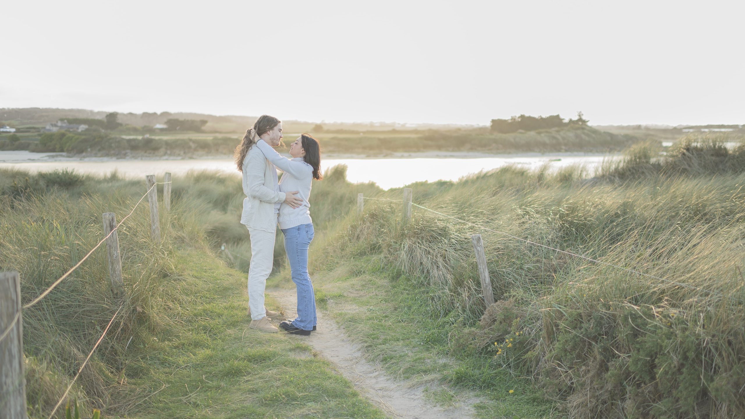 seance-photo-couple-santec-dans-les-dunes-au-bord-de-l-eau-en-lumiere-douce