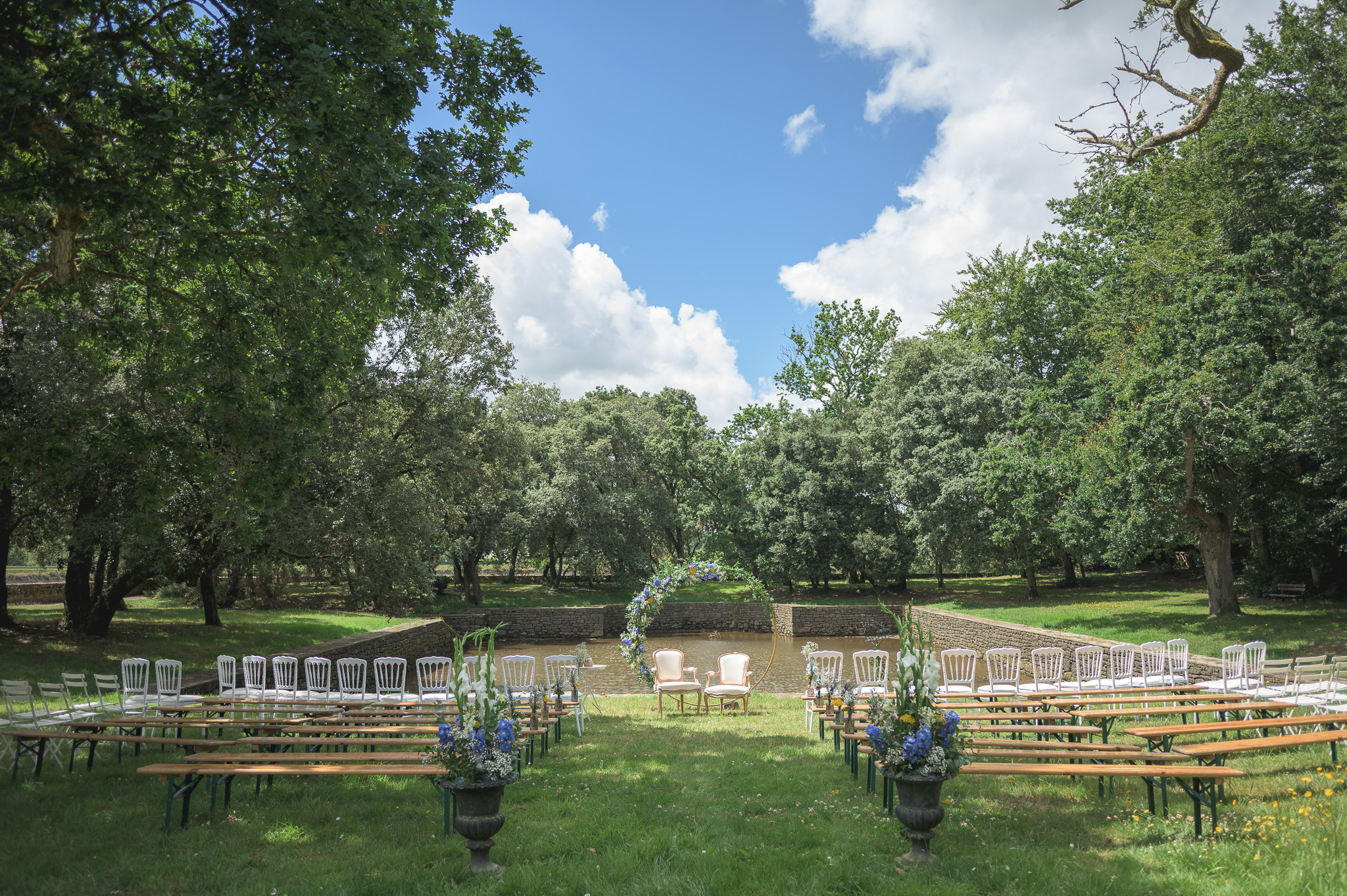 espace-pour-ceremonie-laique-au-domaine-de-lanniron-a-quimper-avec-arche-fleurie-et-bassin-en-fond