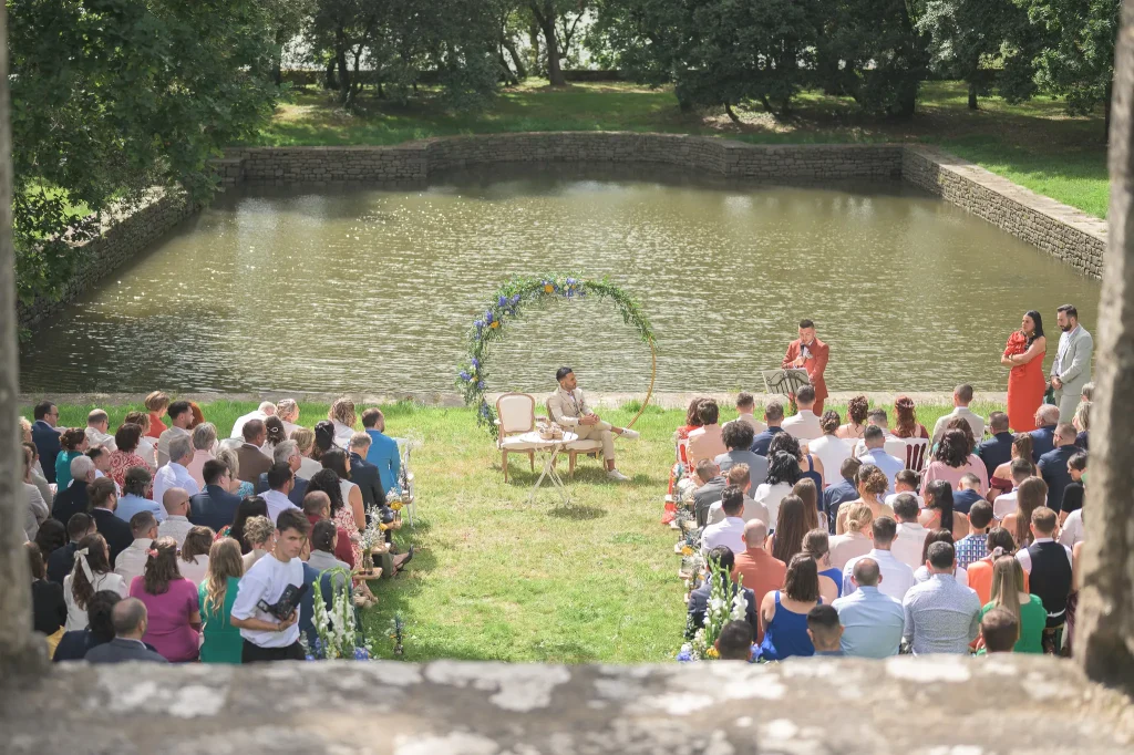 vue-de-dos-sur-les-invites-lors-dune-ceremonie-laique-au-bord-de-leau-au-domaine-de-lanniron-a-quimper
