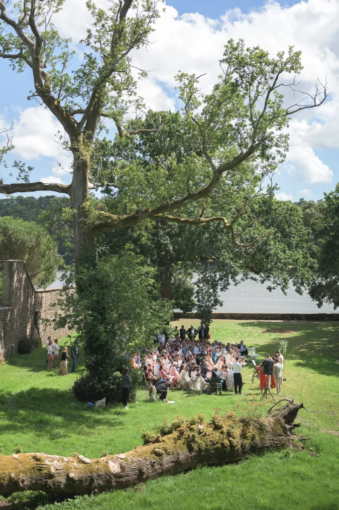 vue-large-dune-ceremonie-laique-au-domaine-de-lanniron-a-quimper-sous-les-arbres-au-bord-de-lodet