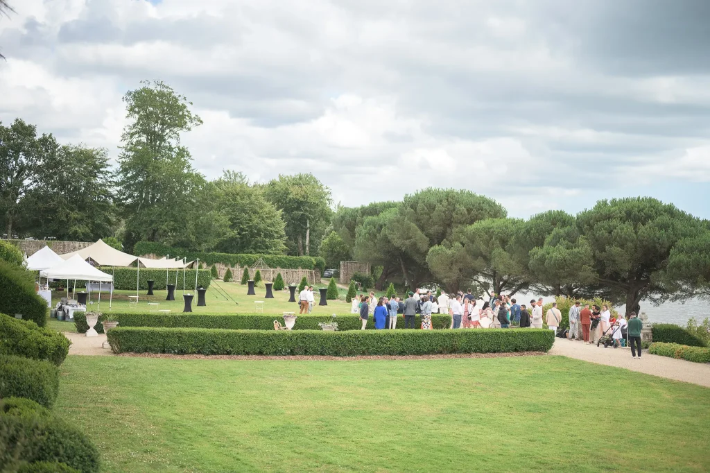cocktail-de-mariage-dans-les-jardins-du-domaine-de-lanniron-a-quimper-avec-invites-et-tentes-de-reception