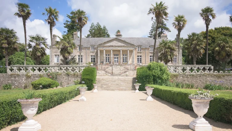 façade-de-la-demeure-historique-du-domaine-de-lanniron-a-quimper-avec-palmiers-et-jardins-symetriques