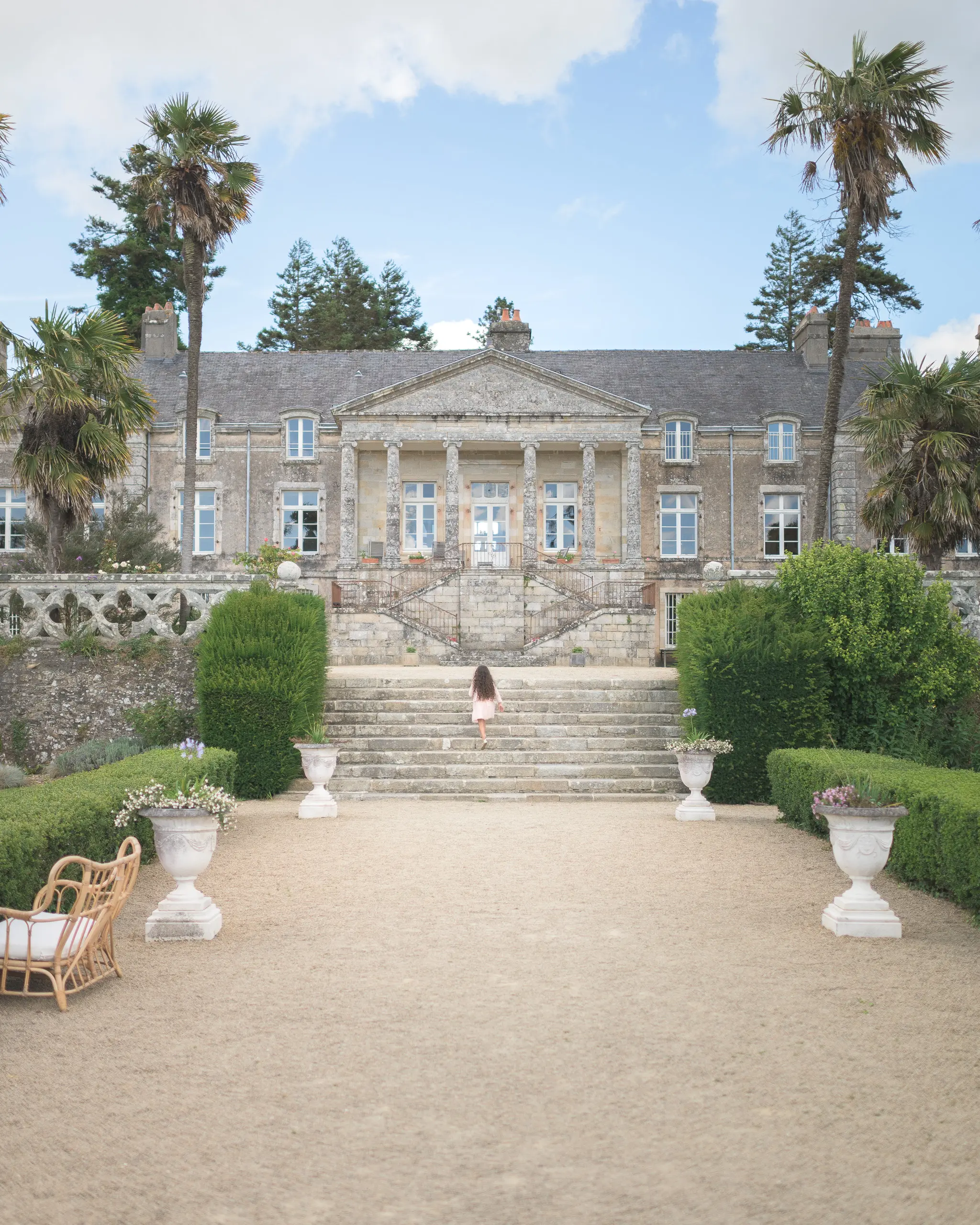 fillette-en-robe-de-mariage-montant-les-escaliers-de-la-demeure-du-domaine-de-lanniron-a-quimper