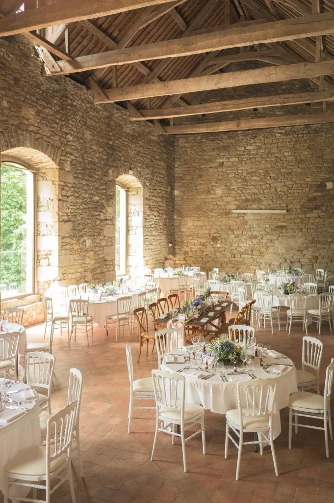 salle-de-reception-de-lorangerie-du-domaine-de-lanniron-a-quimper-preparee-pour-un-mariage
