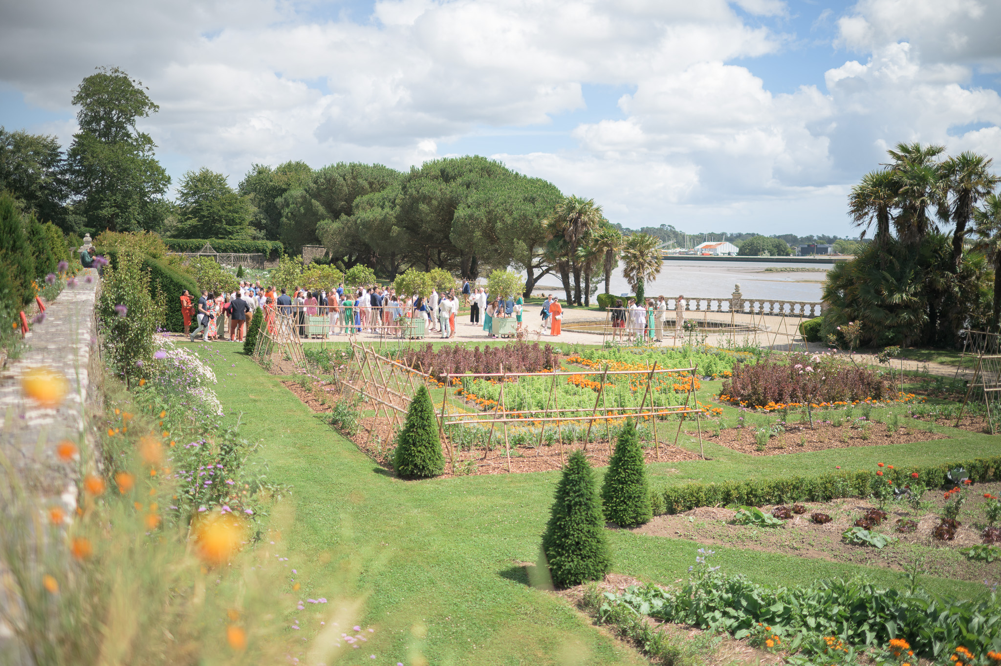 invites-rassemblees-dans-les-jardins-du-domaine-de-lanniron-a-quimper-pour-un-moment-de-partage-au-bord-de-lodet