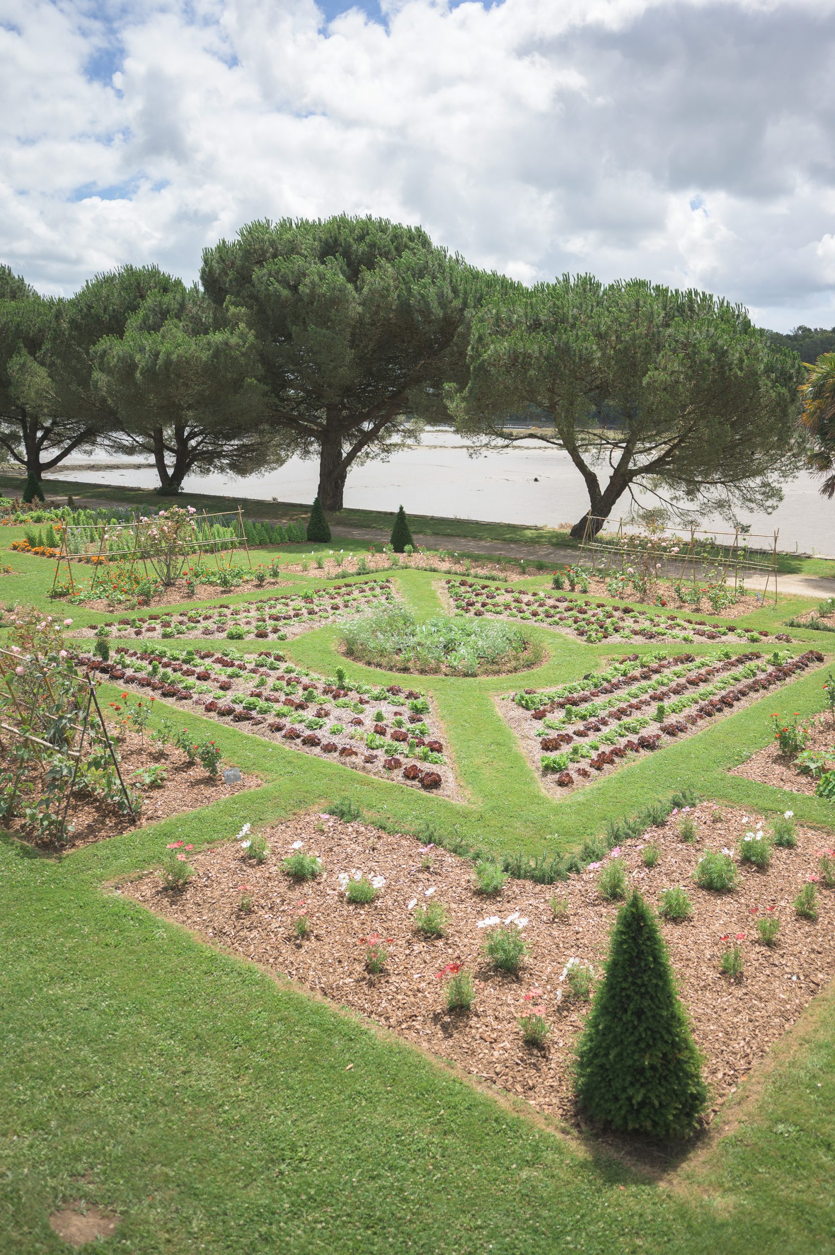 jardin-geometrique-du-domaine-de-lanniron-a-quimper-avec-vue-sur-lodet-et-grands-arbres-en-fond