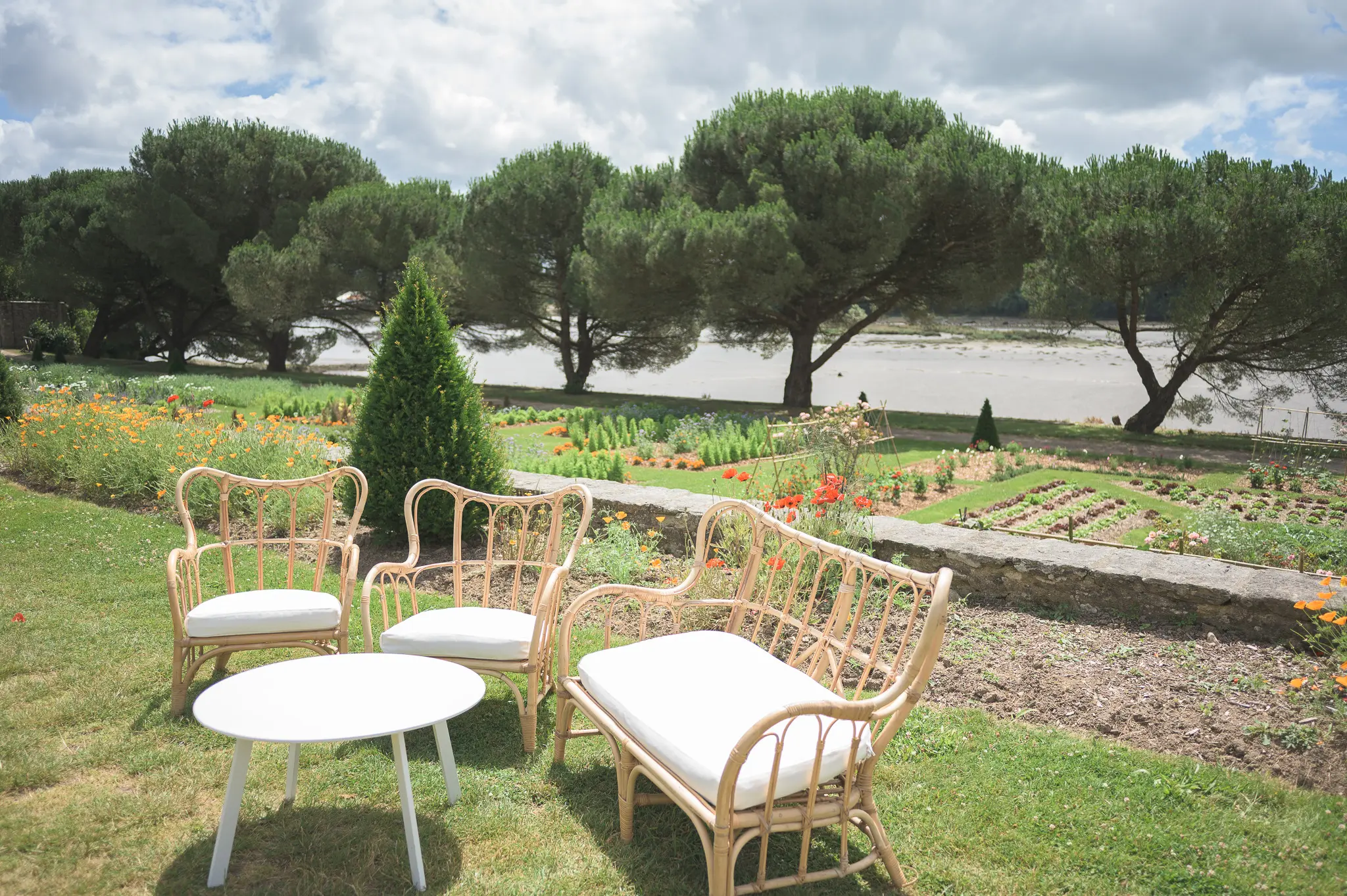 coin-detente-avec-mobilier-en-rotin-dans-les-jardins-du-domaine-de-lanniron-a-quimper-en-bretagne
