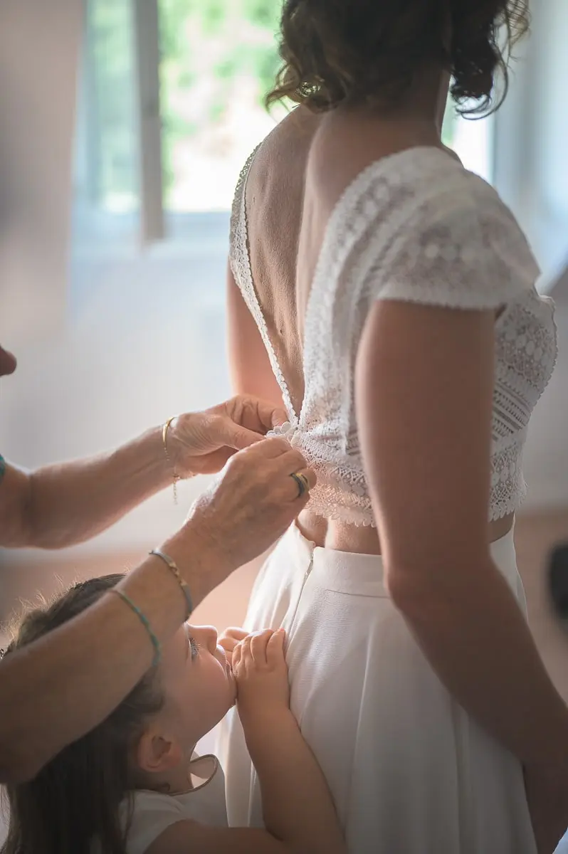 habillage-de-la-mariée-avec-la-temoins-et-la-fille-de-la-mariée-moments-complice-et-doux