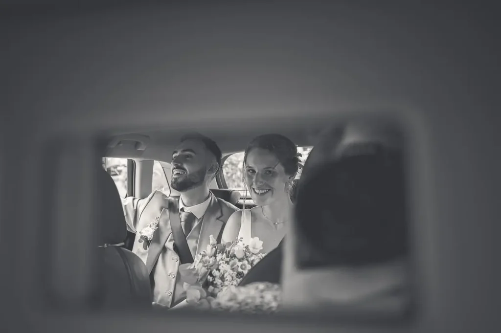 moment-capture-dans-une-voiture-pleins-de-bonheur-et-de-joie-a-la-sortie-de-la-mairie-de-landerneau