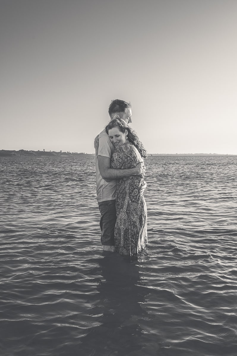 Photographe couple Morlaix – Moment intime sur la plage lors d’une séance photo en Bretagne
